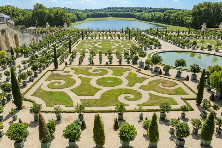 Versailles Historic Palace and Gardens Guided Tour