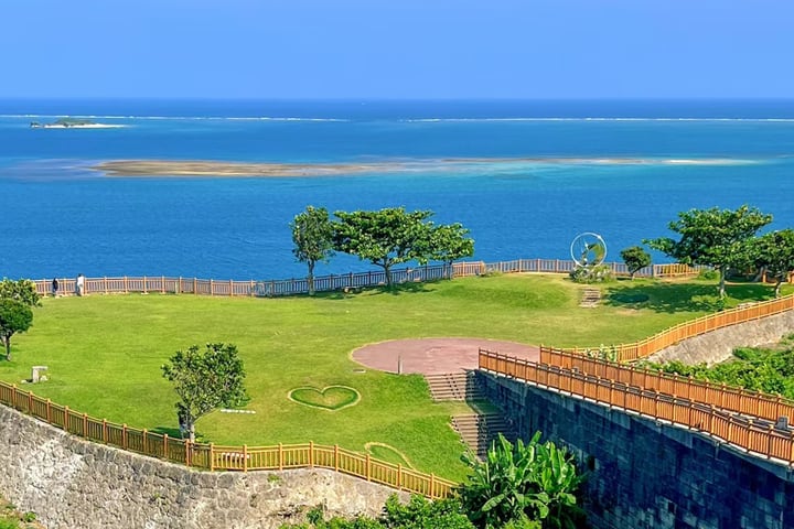 Tur sehari di Okinawa Selatan: Tanjung Chinen & Gua Gyokusendo Okinawa/Desa Kerajaan & Pasar Ikan Itoman & Pulau Senaga & Outlet [Pemandu Wisata Tiongkok-Jepang & Tiket Masuk Gratis]
