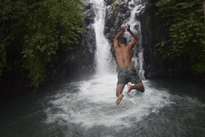 Waterfall Trekking and Jumping di Air Terjun Aling Aling Sambangan Bali
