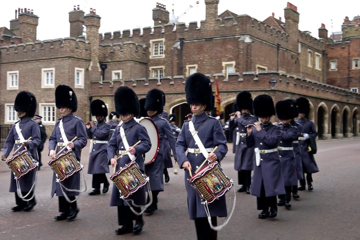 Tur Jalan Kaki Pergantian Penjaga Buckingham Palace