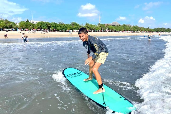 OMG SURF SCHOOL BALI在巴厘岛库塔海滩的冲浪课程