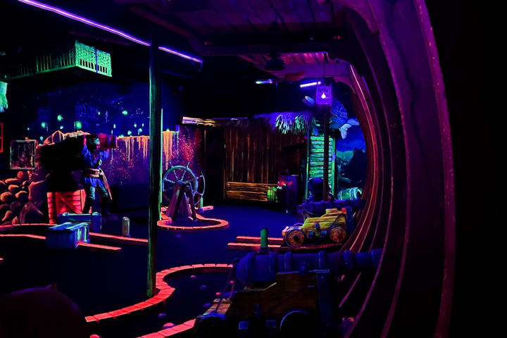 Aloha Glow in the Dark Minigolf di Amsterdam