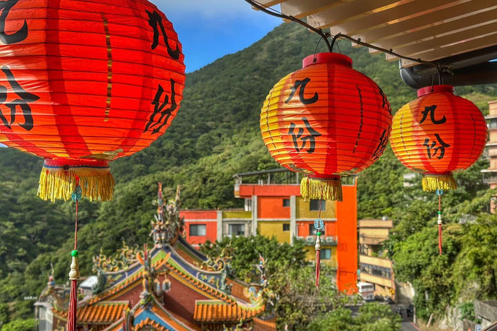 Yehliu, Yin & Yang Sea, Shifen, and Jiufen Tour (With Hotel Pick-Up)