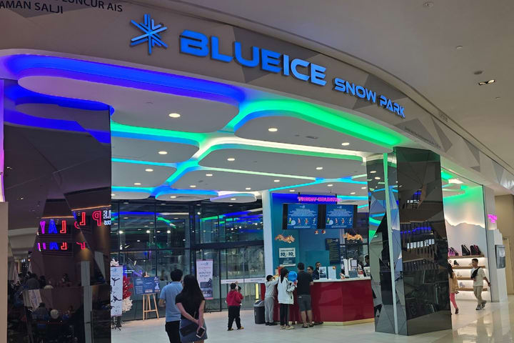 在武吉加里尔Blue Ice Snow Park体验滑冰