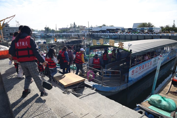 Tainan: Sightseeing Cruise, Grilled Oysters, and Ecological Tour - Long Heng Tourism - Reservation Required by Phone