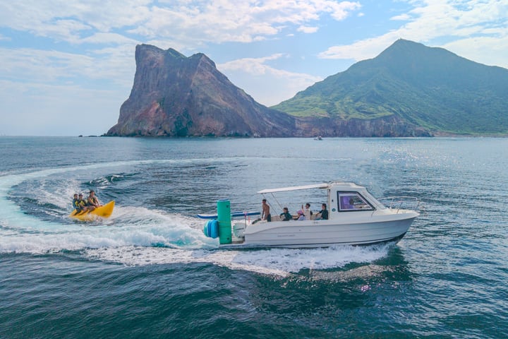 Yilan: Sewa Perahu Pesiar Milk Sea Pulau Guishan - Pengalaman Aktivitas Air (Seluncuran/Banana Boat/Sofa Laut/SUP)