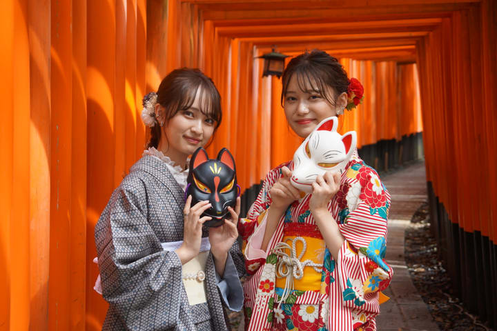 京都爱和服 伏见稻荷店：千本鸟居散步、和服租赁+日式发型设计、化妆、摄影可作为附加选项选择（爱和服 伏见稻荷店）