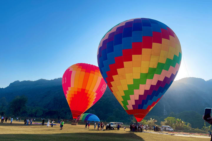 Balon Udara di Vang Vieng (penjemputan/pengantaran hotel)