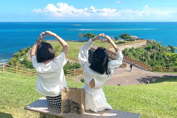 Tur Sehari Penuh Tempat Populer di Okinawa Selatan dengan Pemandu Berbahasa Mandarin: Okinawa World & Gyokusendo (termasuk tiket masuk)・Pantai Shinbaru・Pulau Senaga・Outlet/Akuarium DMM・Tanjung Chinen