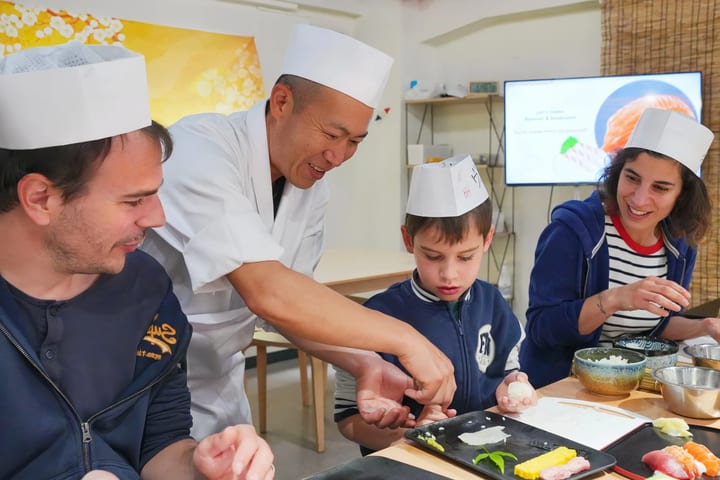 Kelas membuat sushi di pasar ikan Tokyo Tsukiji bersama koki sushi profesional