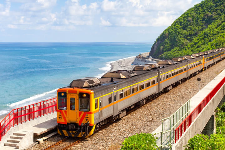 Taitung: Duoliang Train Station & Huayuan Bay Half-Day Tour