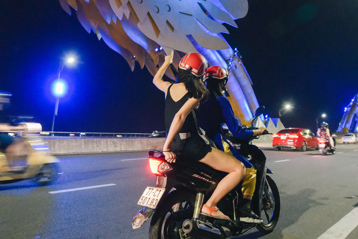 Food and Sightseeing Night Tour dengan Aodai Rider di Da Nang