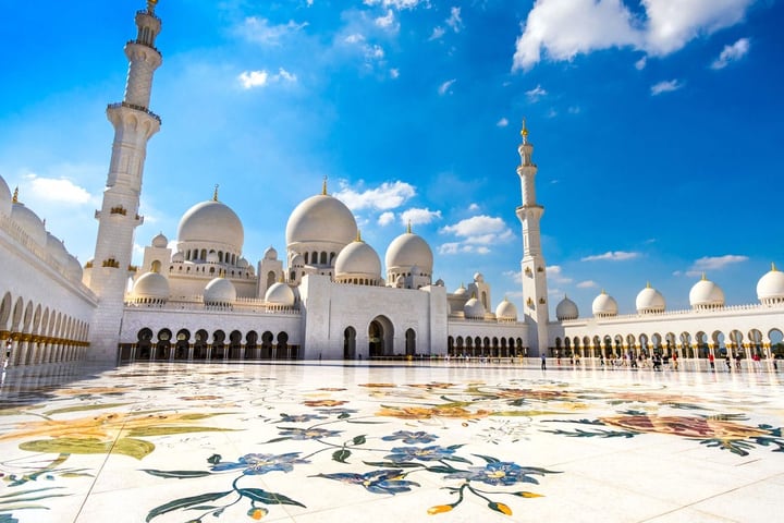 Abu Dhabi City Tour with Grand Mosque from Dubai