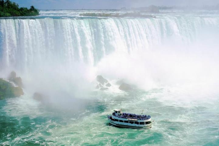 2D1N Toronto and Niagara Falls Bus Tour from Montreal