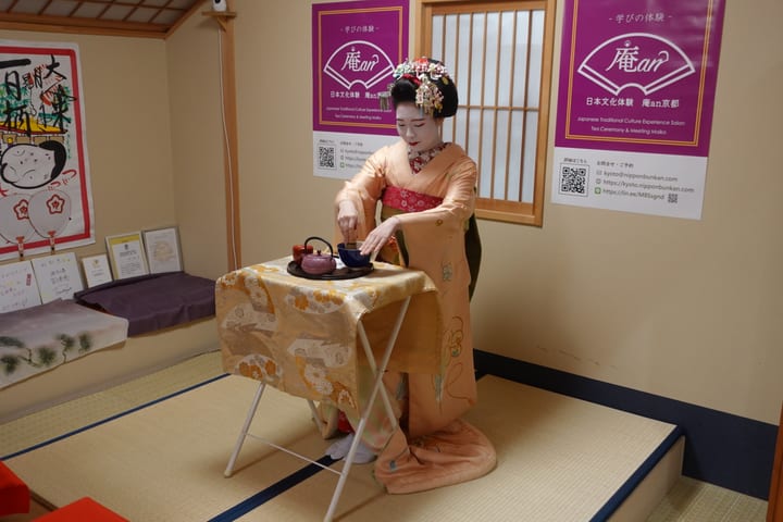 Upacara Minum Teh, Menari, dan Permainan dengan Maiko Jepang