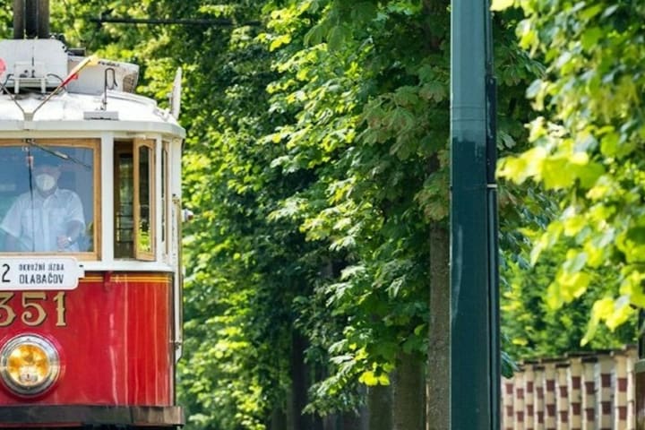 Tiket Trem Bersejarah Naik-Turun Bebas untuk Jalur 42 di Praha