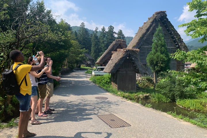 Tur Jalan Kaki Berpemandu Setengah Hari Desa Shirakawa-go UNESCO