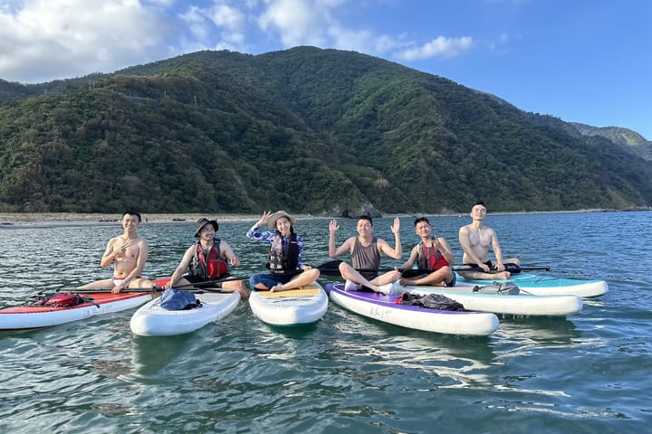 Yilan: Dongao Bay・Gua Erosi Laut Wuyanjiao - Pengalaman SUP Stand Up Paddle