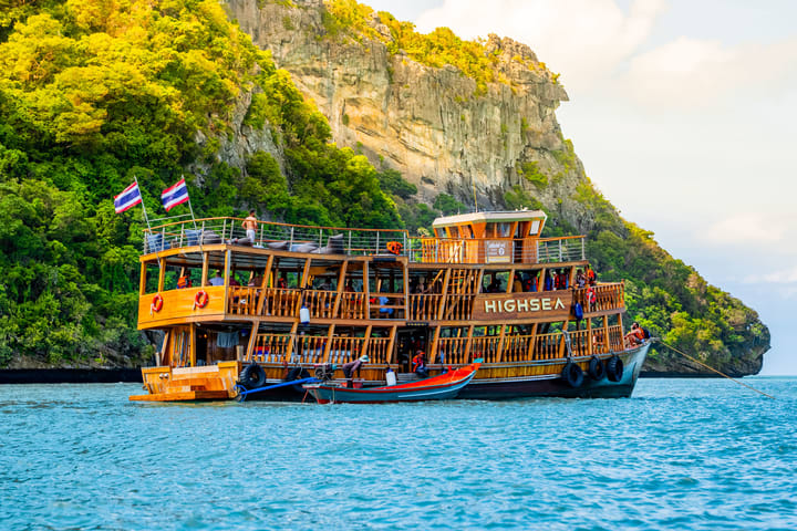 Wisata Taman Laut Nasional Angthong dengan Perahu Kayu Jati Besar