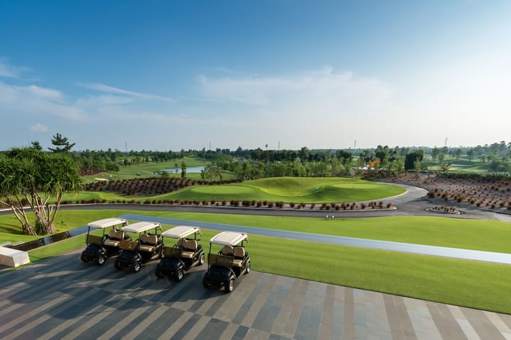 Bermain Golf di Nikanti Golf Club