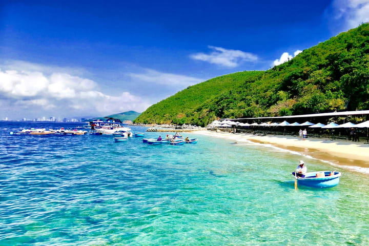 Tur Melompat 3 Pulau Nha Trang dengan Berjalan di Laut menggunakan Perahu Cepat
