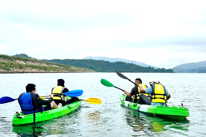 Tur berpijak di Taman Geologi Pesisir Ma Shi Chau, Tai Po + Pengalaman memancing di rakit ikan laut + Bersenang-senang di perosotan yacht terapung, kolam renang, dan kano