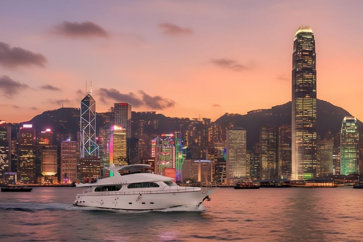 Victoria Harbour Night Cruise Fantasy Star Chaser (Termasuk Camilan dan Minuman Sepuasnya + Fotografi)