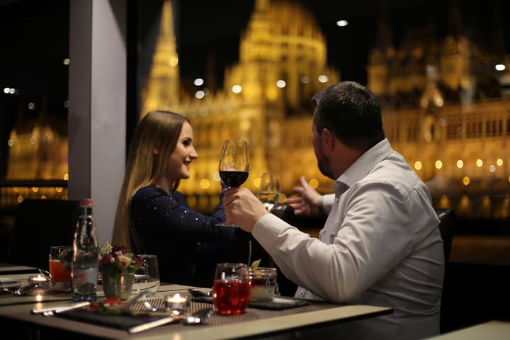Budapest Dinner Cruise dengan Pertunjukan Cerita Rakyat & Operet