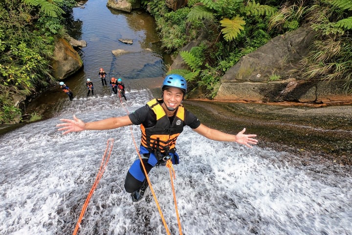 New Taipei: Shimen Laomei Creek River Tracing Experience