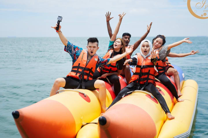 Banana Boat & Seaside Picnic Experience di Port Dickson