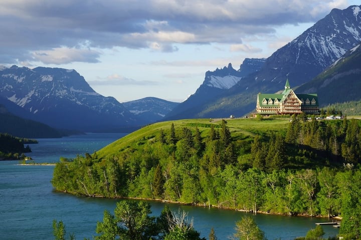 Calgary Waterton National Park Full-Day Winter Adventure