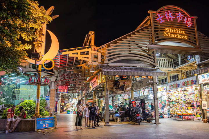 Shilin Night Market Food Walking Tour in Taipei