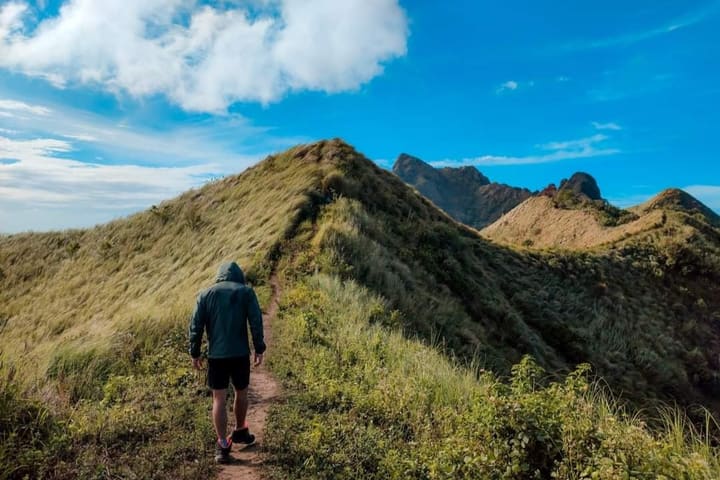 Tur Pendakian Gunung Batulao Sehari Penuh Terpandu di Quezon City