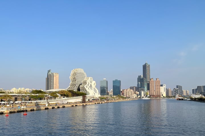 高雄私人之旅：西子湾、驳二艺术特区、佛光山、龙虎塔