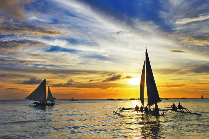 Berlayar dengan Paraw saat Matahari Terbenam di Boracay