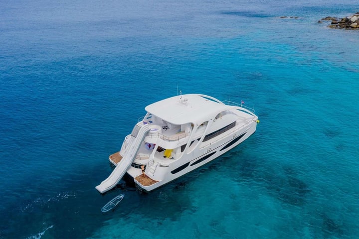 Phuket: Phi Phi & Maithon islands Luxury Yacht Day Tour