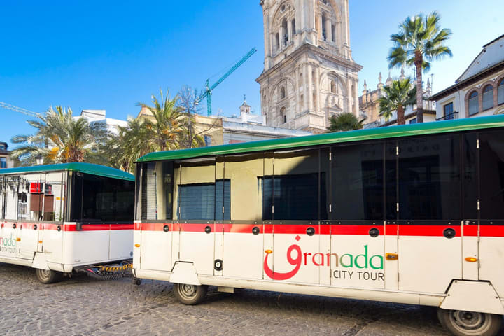 Kereta Hop-on Hop-off di Granada