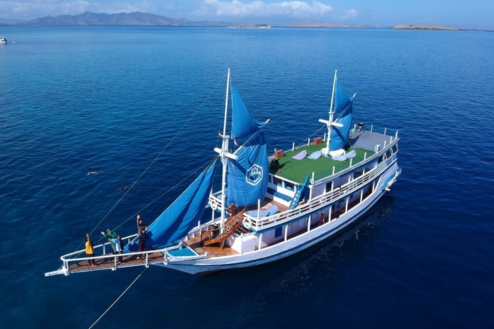 [Deluxe Phinisi] 3D2N Sailing Liveaboard from Labuan Bajo
