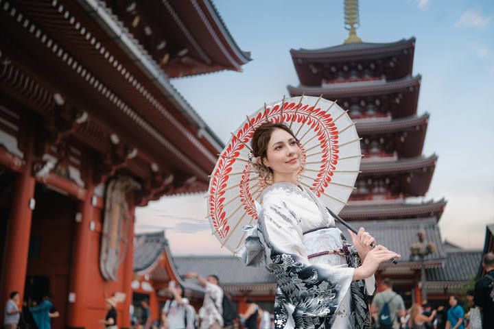 Asakusa Kimono & Furisode Rental Experience (Tokyo / Provided by Wasou Komachi Kanon)