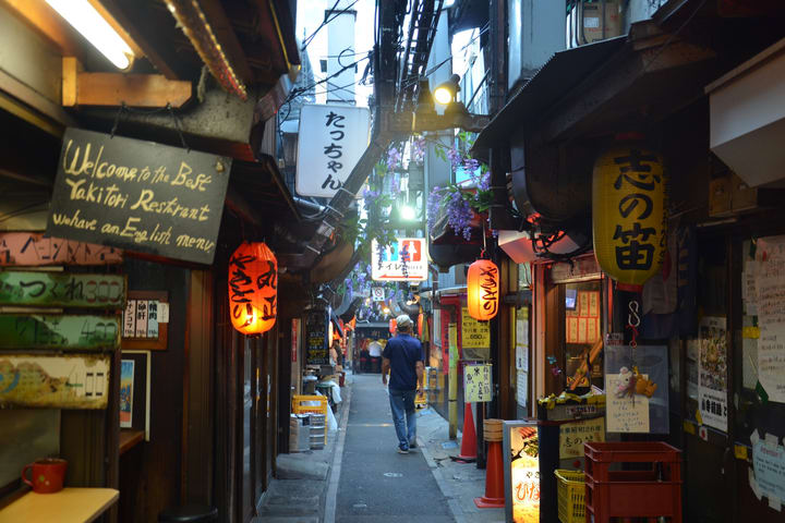 Shinjuku Golden Gai Night Small Group Backstreets Tour