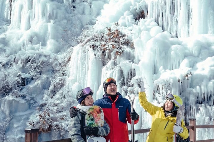 首尔出发：伊利希安江村滑雪场 & 鱼飞谷冰雪节一日游