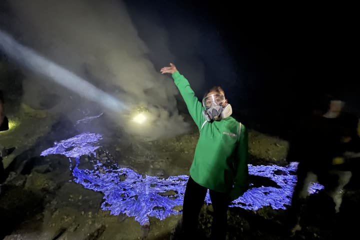 Hiking Menuju Api Biru Ijen dari Bali