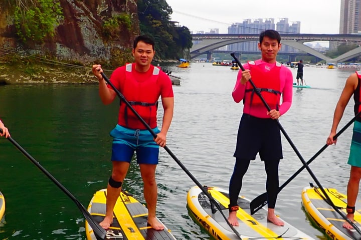 Taipei: Bitan Scenic Area SUP Stand-Up Paddleboarding Experience