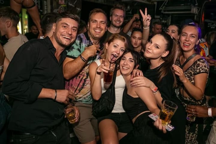 Bar Crawl Experience di Bucharest Old Town