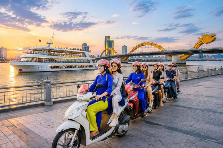 Tur Pribadi Da Nang City dan Han Cruise di Malam Hari dengan Aodai Rider