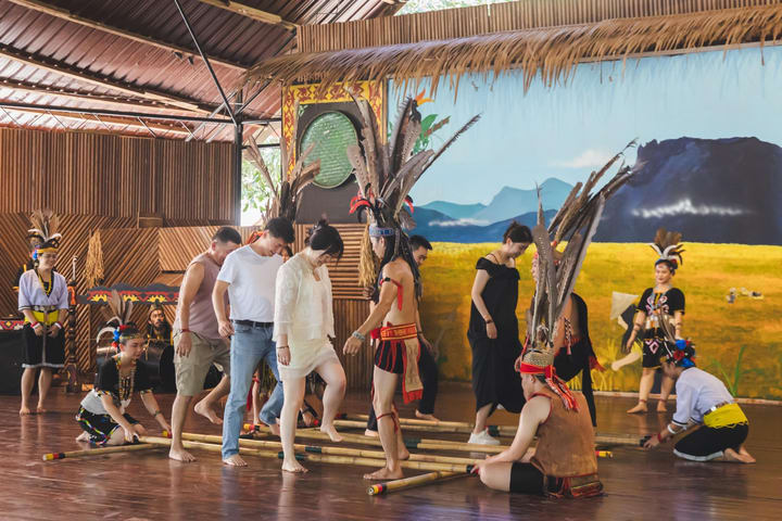 Borneo Cultural Village dengan Binsuluk River Cruise Day Tour di Sabah