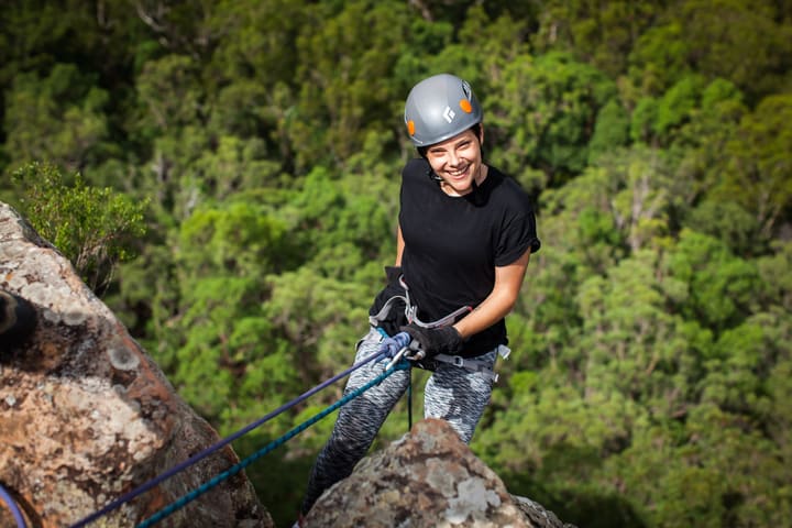 Abseiling Mt Ngungun di Glass House Mountains