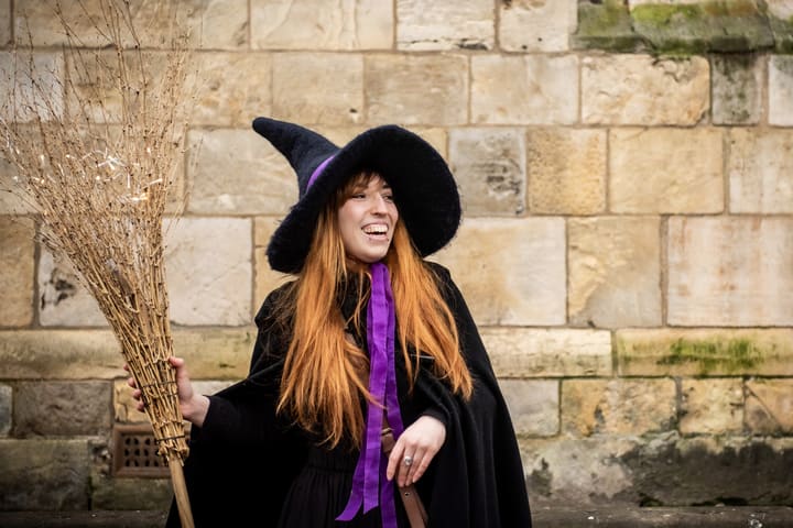 Witches and History Old Town Walking Tour di York