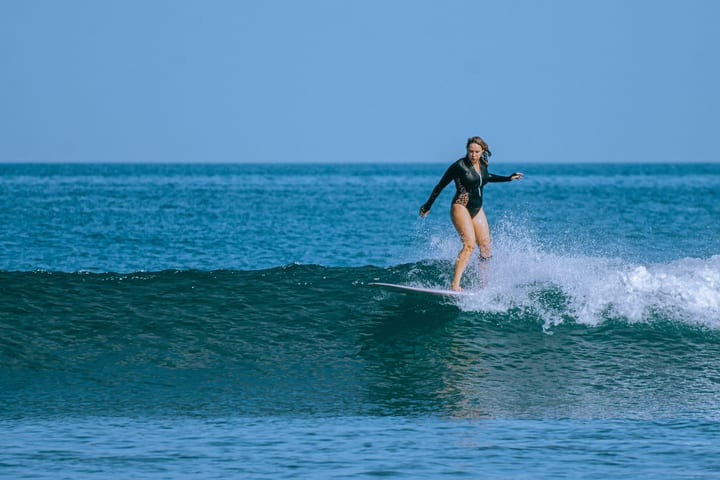 Belajar Berselancar di Seminyak Bali oleh Nuna Surfing School