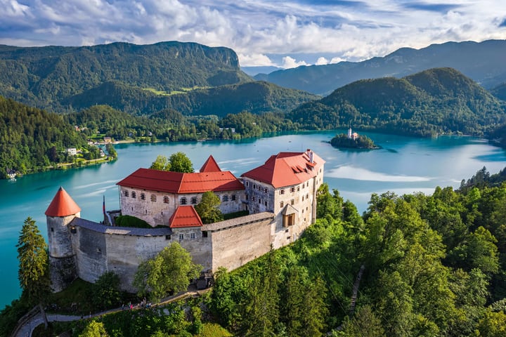Tur Sehari Danau Bled, Gua Postojna, dan Kastil Predjama